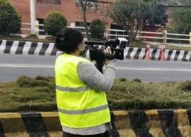 कोभिड-१९ को महामारीपछि सरकारले गरेको लकडाउनका बेला फिल्ड रिपोर्टिङमा पत्रकार महिला । फोटोः कृष्णा पौडेल